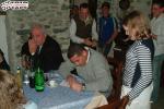 Marco Gianesini firma un autografo ad una sua fan.