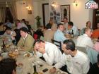 Alcune tavolate di presenti alla cena.