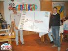 Thomas Bardea consegna a Marco Muraro un simpatico poster di presa in giro della scuderia "avversaria" Riders Team.