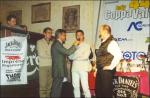 Ennio Ferrari intervista il pilota Opel Andrea Perego (a sinistra) e il suo navigatore Daniele De Luis (a destra).