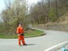 Uno dei volontari della Protezione Civile di Montagna che hanno aiutato a chiudere la strada per i test.